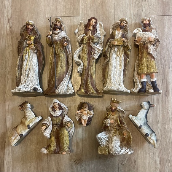 Resin Golden Nativity - Picture 5 of 7